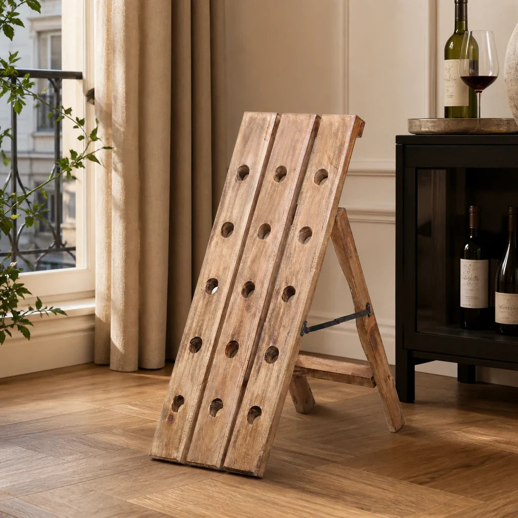 Casier à vin La Mémoire en bois de récupération en situation dans un intérieur